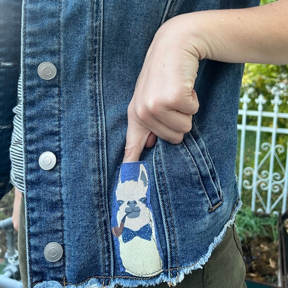 Blue jean vest upcycled with llama patches & additional pen pocket. Size medium - Picture 4 of 6